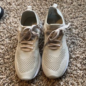 Cream New Balance Sneaker 247